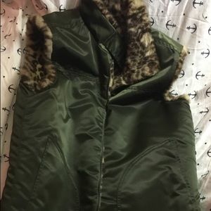 Guess vest reversible with leopard fur